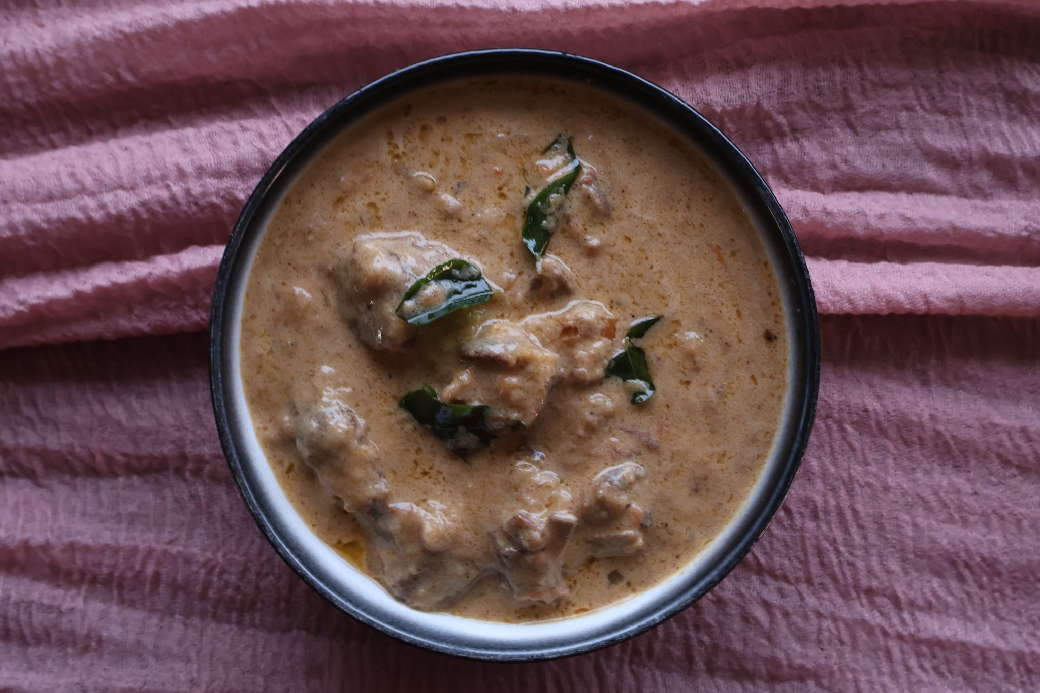 Creamy korma with curry leaves